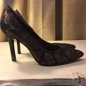 Size 6 1/2 BCBG reptile print/texture heel